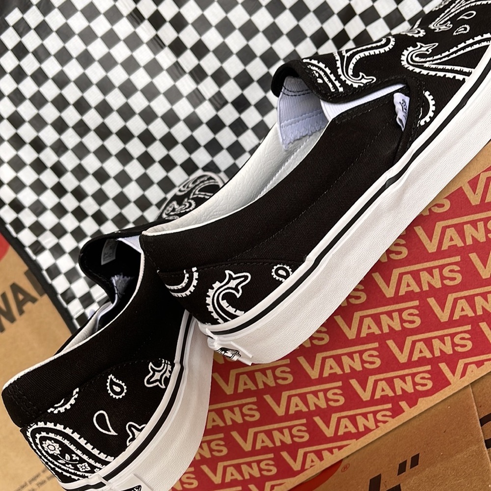 Vans Men’s Classic Slip On Peace Paisley Black/True White sneakers - Picture 15 of 16